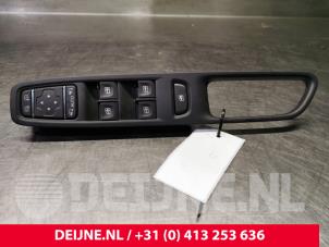 Gebruikte Raam schakelaar elektrisch Renault Captur (2R) 0.9 Energy TCE 12V Prijs € 30,00 Margeregeling aangeboden door van Deijne Onderdelen Uden B.V.