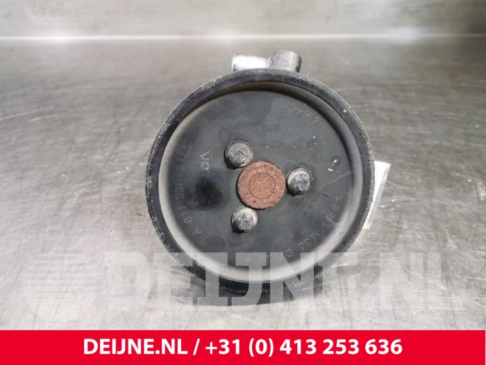 Gebruikte Servopomp Mercedes C (W203) 2.2 C-220 CDI 16V Prijs € 100,00 Margeregeling aangeboden door van Deijne Onderdelen Uden B.V.