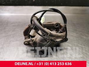 Mercedes E-Klasse Remklauw (Tang) links-voor O81872 foto 2