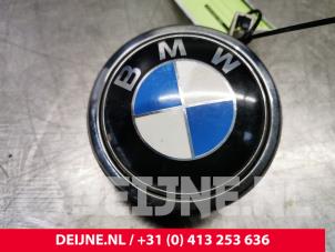 Gebruikte Handgreep Achterklep BMW 1 serie (E87/87N) 120i 16V Prijs € 20,00 Margeregeling aangeboden door van Deijne Onderdelen Uden B.V.
