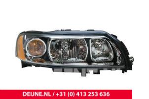 Nieuwe Koplamp rechts Volvo V70 Prijs € 272,25 Inclusief btw aangeboden door van Deijne Onderdelen Uden B.V.
