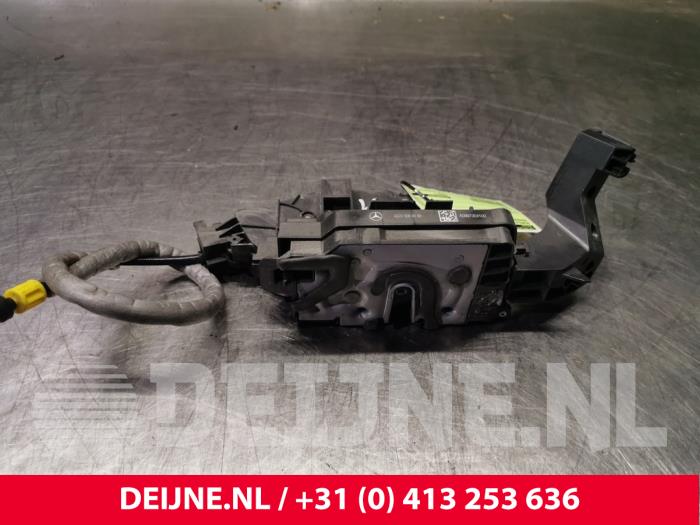Mercedes GLC-Klasse Rear door lock mechanism 4-door, left O82935