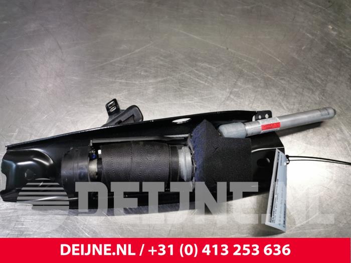 Volvo V70 Front seatbelt, right O84068