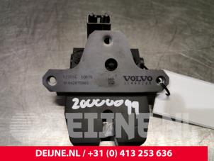 Gebruikte Slotmechaniek Achterklep Volvo V40 (MV) 2.0 D2 16V Prijs op aanvraag aangeboden door van Deijne Onderdelen Uden B.V.
