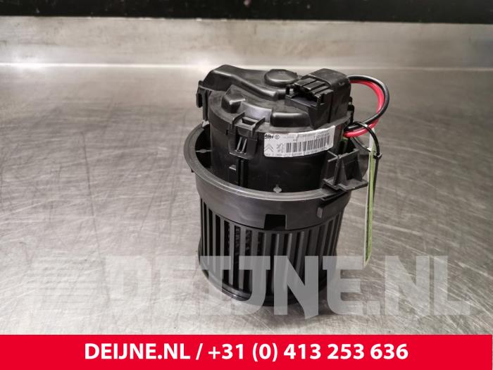Peugeot 2008 Heating and ventilation fan motor O84899