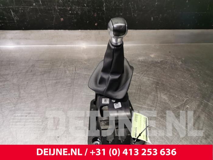 Peugeot 2008 Gear stick O84909