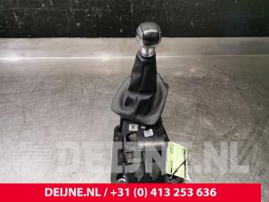 Gebruikte Versnellingspook Peugeot 2008 (CU) 1.2 Vti 12V PureTech 82 Prijs € 25,00 Margeregeling aangeboden door van Deijne Onderdelen Uden B.V.