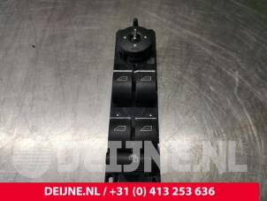 Gebruikte Schakelaar Elektrisch Raam Ford C-Max (DXA) 1.6 SCTi 16V Prijs € 10,00 Margeregeling aangeboden door van Deijne Onderdelen Uden B.V.