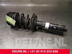 Gebruikte Schokdemperpoot rechts-voor Audi A3 Limousine (8VS/8VM) 1.8 TFSI 16V Prijs € 90,00 Margeregeling aangeboden door van Deijne Onderdelen Uden B.V.