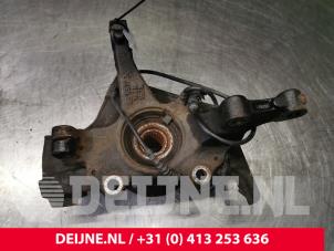 Opel Corsa Fusee links-voor O85852 foto 2