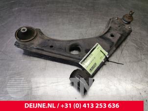 Gebruikte Draagarm onder links-voor Opel Corsa E 1.0 SIDI Turbo 12V Prijs € 40,00 Margeregeling aangeboden door van Deijne Onderdelen Uden B.V.