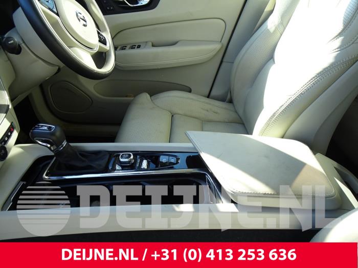 Gebruikte Versnellingspook Volvo XC60 II (UZ) 2.0 D4 16V AWD Prijs € 175,00 Margeregeling aangeboden door van Deijne Onderdelen Uden B.V.