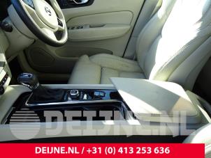 Gebruikte Versnellingspook Volvo XC60 II (UZ) 2.0 D4 16V AWD Prijs € 175,00 Margeregeling aangeboden door van Deijne Onderdelen Uden B.V.