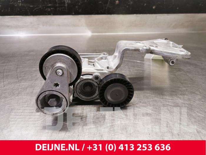 Gebruikte Dynamosteun boven Volvo V50 Prijs € 30,00 Margeregeling aangeboden door van Deijne Onderdelen Uden B.V.