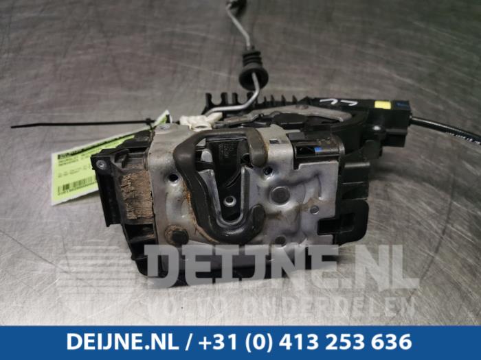 Mercedes C-Klasse Door lock mechanism 4-door, front left O86981