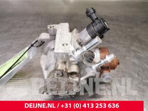 Citroen Berlingo Brandstofpomp Mechanisch O87576 foto 4
