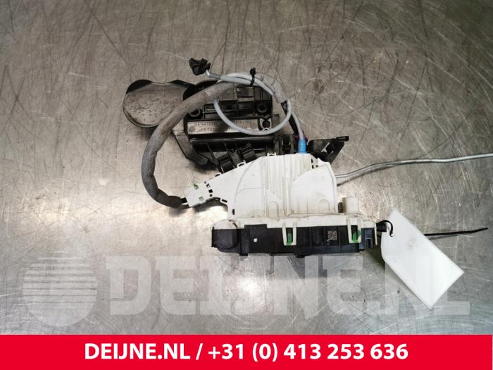 Mercedes ML-Klasse Rear door lock mechanism 4-door, left O87626