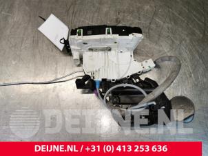 Mercedes ML-Klasse Rear door lock mechanism 4-door, left O87626 photo 3