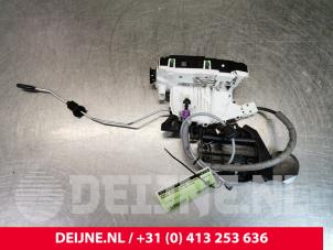 Gebruikte Deurslot Mechaniek 4Deurs links-voor Mercedes ML III (166) 2.1 ML-250 CDI 16V BlueTEC 4-Matic Prijs € 100,00 Margeregeling aangeboden door van Deijne Onderdelen Uden B.V.