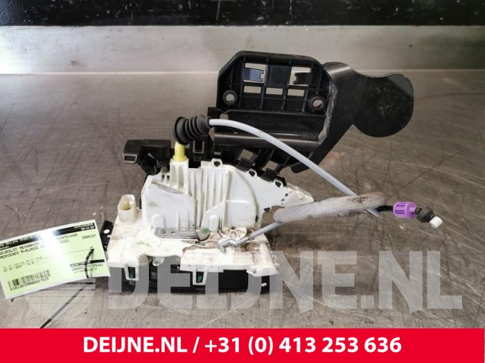 Mercedes ML-Klasse Front door lock mechanism 4-door, right O87629