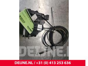 Gebruikte Schuifdeur Slotmechaniek rechts Peugeot Boxer (U9) 2.2 HDi 120 Euro 4 Prijs € 108,90 Inclusief btw aangeboden door van Deijne Onderdelen Uden B.V.