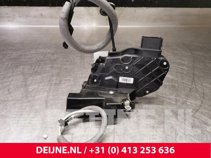 Volvo XC60 Front door lock mechanism 4-door, right O88543