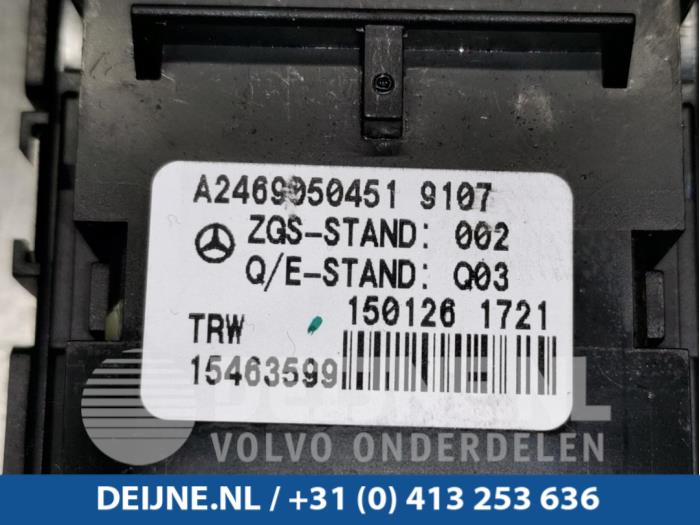Schakelaar handrem van een Mercedes SLK-Klasse 11- 2015