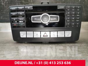 Gebruikte Radio Mercedes SLK-Klasse 11- Prijs € 250,00 Margeregeling aangeboden door van Deijne Onderdelen Uden B.V.