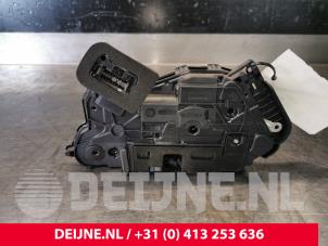 Gebruikte Deurslot Mechaniek 4Deurs links-voor Volkswagen Touran (5T1) 2.0 TDI 150 Prijs € 19,00 Margeregeling aangeboden door van Deijne Onderdelen Uden B.V.