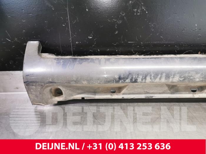 Zijskirt rechts van een Volvo V70 (SW) 2.4 20V 170 2005