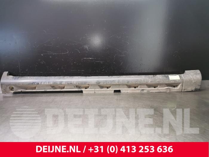 Zijskirt rechts van een Volvo V70 (SW) 2.4 20V 170 2005