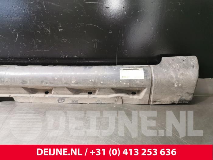 Zijskirt rechts van een Volvo V70 (SW) 2.4 20V 170 2005