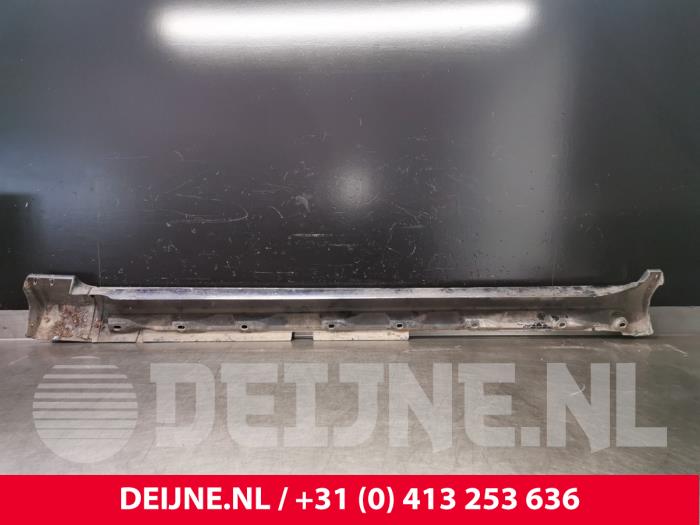 Zijskirt rechts van een Volvo V70 (SW) 2.4 20V 170 2005