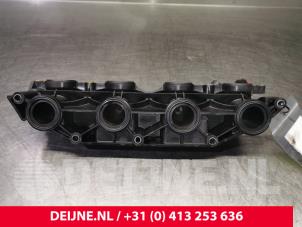 Opel Vivaro Inlaatspruitstuk O95761 foto 2