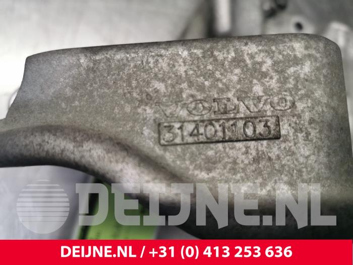 Gebruikte Dynamosteun onder Volvo V60 II (ZW) 2.0 D4 16V Prijs € 50,00 Margeregeling aangeboden door van Deijne Onderdelen Uden B.V.