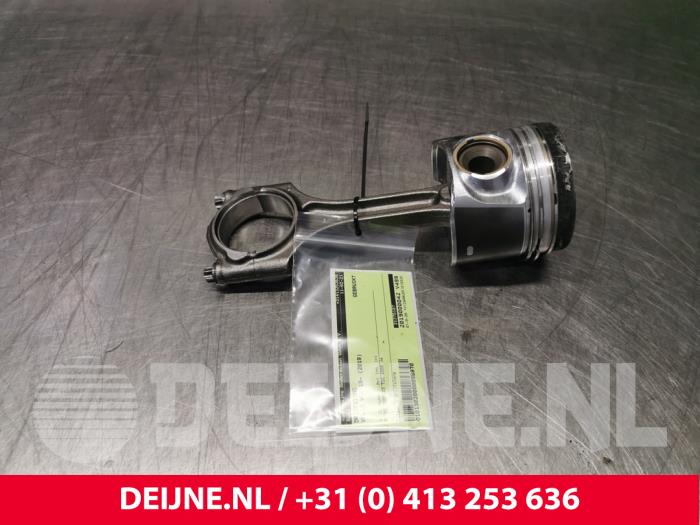Gebruikte Drijfstang Volvo V60 II (ZW) 2.0 D4 16V Prijs € 200,00 Margeregeling aangeboden door van Deijne Onderdelen Uden B.V.