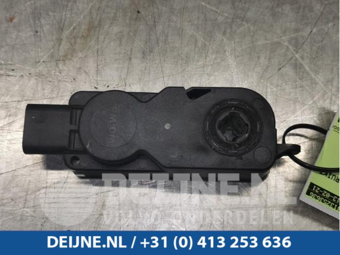 Gebruikte Koeling Module Tesla Model X 100D Prijs € 48,40 Inclusief btw aangeboden door van Deijne Onderdelen Uden B.V.