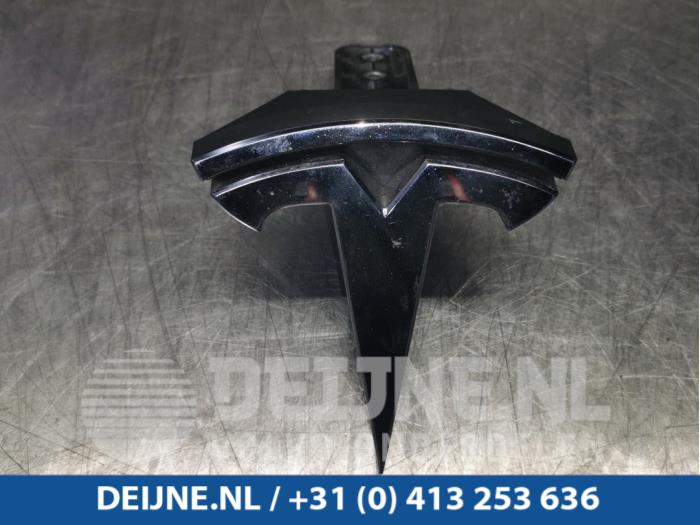 Tesla Model X Embleem O97230