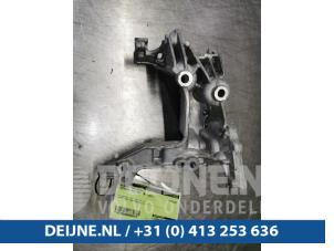 Citroen Berlingo Alternator upper bracket O98470 photo 3