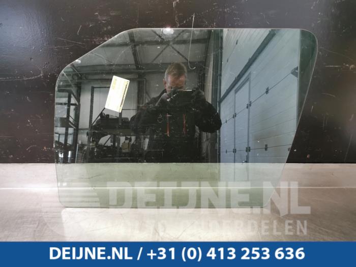 Gebruikte Deurruit 2Deurs rechts Mercedes Sprinter 5t (907.6) Prijs € 48,40 Inclusief btw aangeboden door van Deijne Onderdelen Uden B.V.