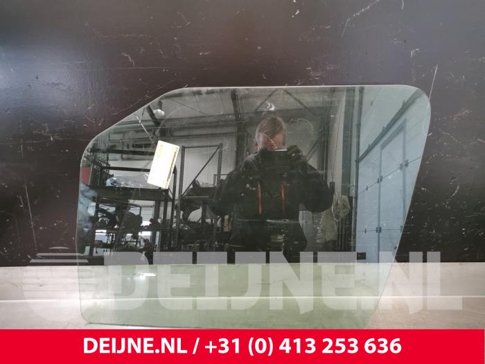 Gebruikte Deurruit 2Deurs rechts Mercedes Sprinter 5t (907.6) Prijs € 48,40 Inclusief btw aangeboden door van Deijne Onderdelen Uden B.V.