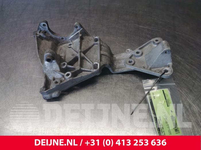 Gebruikte Dynamosteun onder Volvo S80 (AR/AS) 2.4 D 20V Prijs € 35,00 Margeregeling aangeboden door van Deijne Onderdelen Uden B.V.