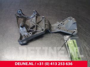 Gebruikte Dynamosteun onder Volvo S80 (AR/AS) 2.4 D 20V Prijs € 35,00 Margeregeling aangeboden door van Deijne Onderdelen Uden B.V.