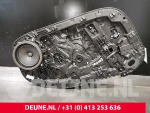 Gebruikte Raammechaniek 4Deurs links-voor Volvo V60 II (ZW) 2.0 D3 16V Prijs € 125,00 Margeregeling aangeboden door van Deijne Onderdelen Uden B.V.