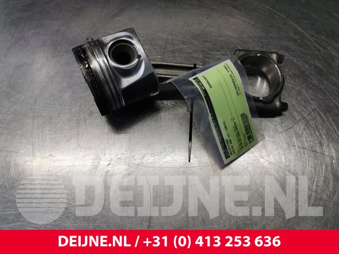 Gebruikte Drijfstang Volvo S60 II (FS) 2.0 D3 20V Prijs € 50,00 Margeregeling aangeboden door van Deijne Onderdelen Uden B.V.