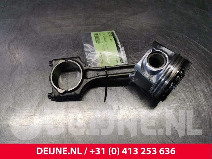 Gebruikte Drijfstang Volvo S60 II (FS) 2.0 D3 20V Prijs € 50,00 Margeregeling aangeboden door van Deijne Onderdelen Uden B.V.