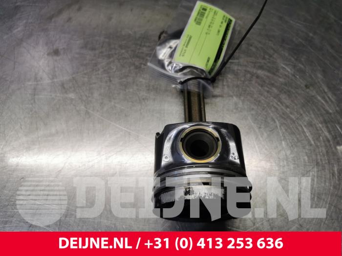 Zuiger van een Volvo V40 (MV) 2.0 D4 16V 2017
