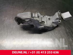 Gebruikte Steun dieselpomp Volvo V40 (MV) 2.0 D4 16V Prijs € 35,00 Margeregeling aangeboden door van Deijne Onderdelen Uden B.V.