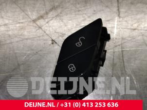 Gebruikte Centrale deurvergrendeling Schakelaar Mercedes Vito (447.6) 1.6 111 CDI 16V Prijs € 12,10 Inclusief btw aangeboden door van Deijne Onderdelen Uden B.V.