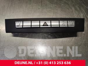 Gebruikte Schakelaar Paniekverlichting Mercedes E (W212) E-300 BlueTec Hybrid V6 24V Prijs € 25,00 Margeregeling aangeboden door van Deijne Onderdelen Uden B.V.